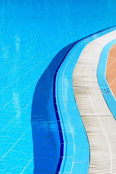 Pool an einem sonnigen Tag — Stockfoto