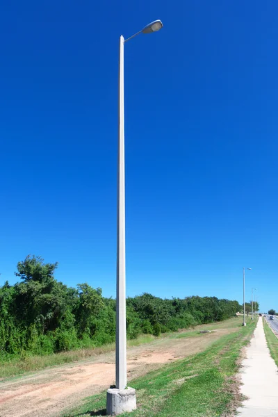 Luz contra o céu azul — Fotografia de Stock