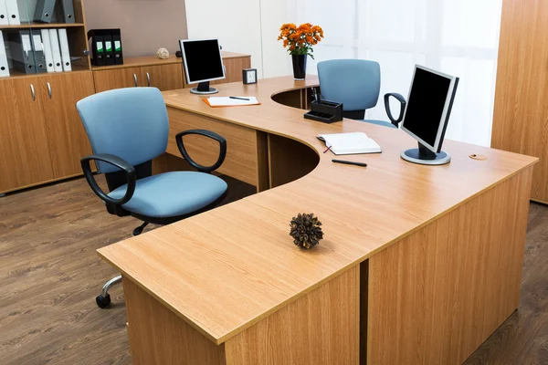 Masadaki monitörler.