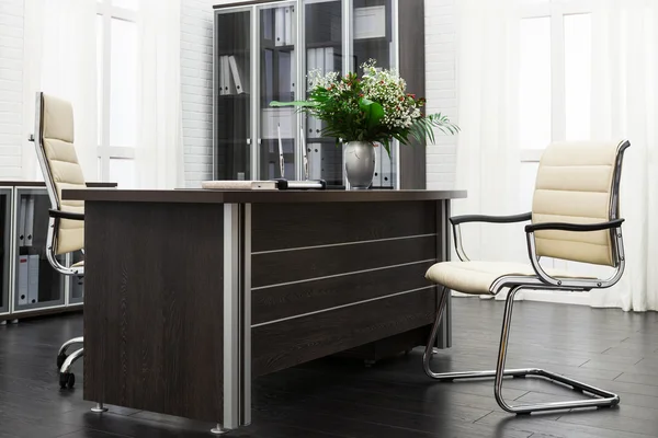 Flowers on a desk — Stock Photo, Image