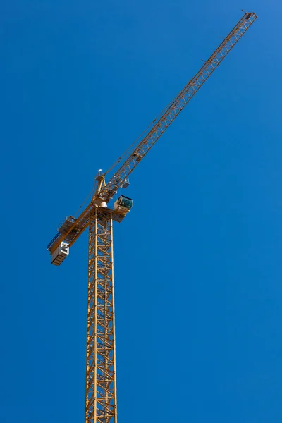 Güneşli bir günde vinç — Stok fotoğraf