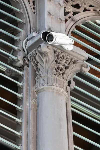 Câmera de vigilância sobre um pilar — Zdjęcie stockowe