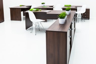 bir masa ve sandalyeler yansıması ile