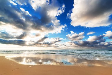 Sahilde gün doğumunda