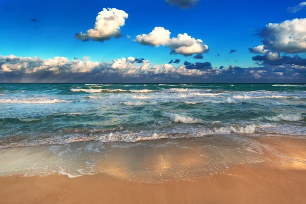海と砂浜のビーチ — ストック写真