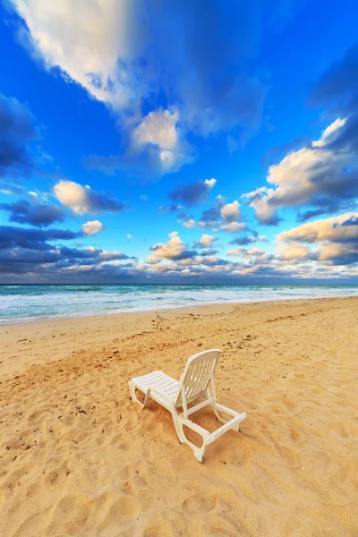 Cadeira de praia em uma praia — Fotografia de Stock