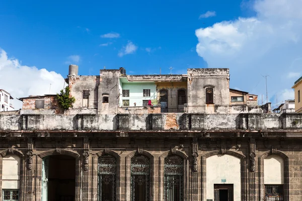 Uma velha casa arruinada — Fotografia de Stock