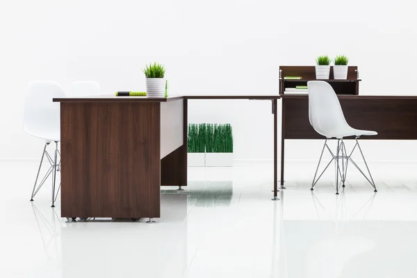Tische und Stühle auf weißem Hintergrund — Stockfoto