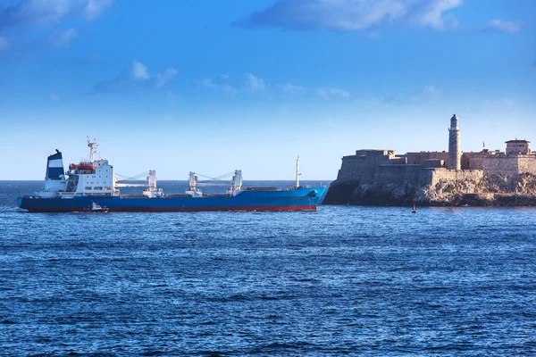 Navio de carga e fortaleza velha — Fotografia de Stock