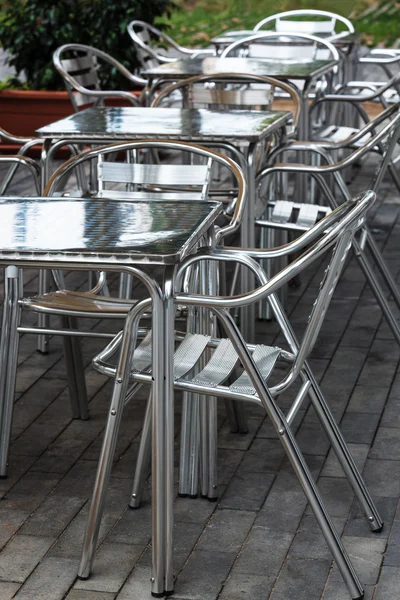 Tafels en stoelen in cafe — Stockfoto