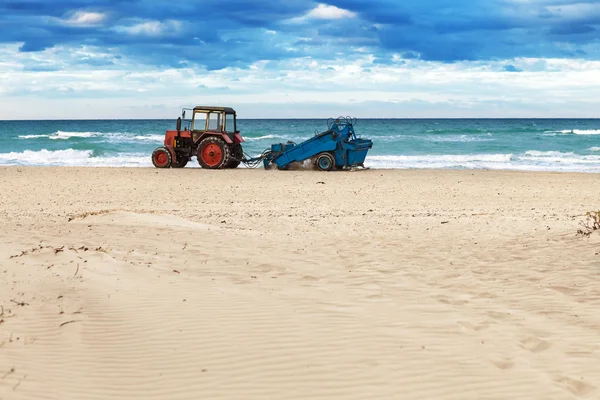 Traktor di Pantai — Stok Foto