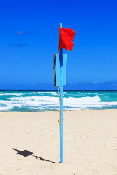 Bandeira vermelha na praia — Fotografia de Stock