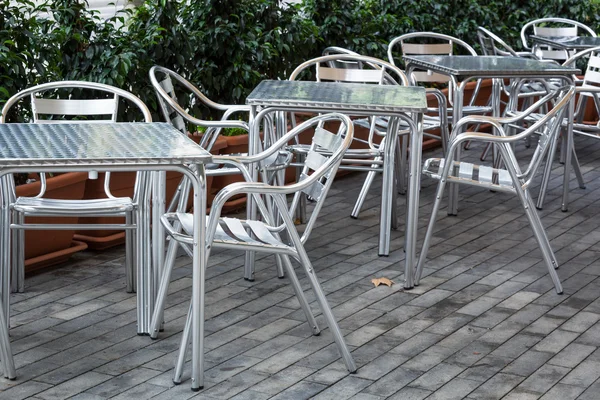 Mesas e cadeiras em um café — Fotografia de Stock