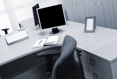 monitörde bir modern ofis masaları