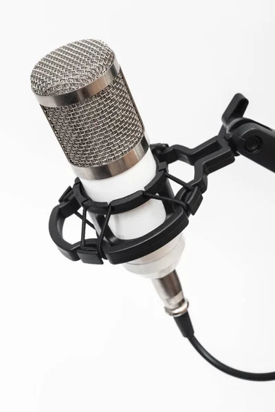 Beyaz Arkaplanda Metal Mikrofon — Stok fotoğraf