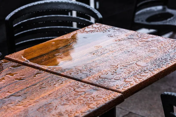 Tables Chaises Extérieures Bois Humide Sous Pluie Photos De Stock Libres De Droits