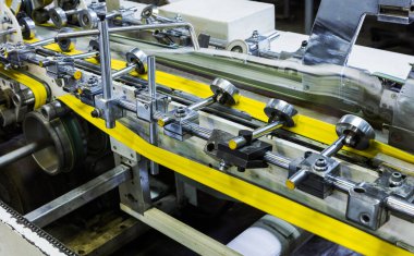 Modern bir matbaada kağıt işleme ekipmanı