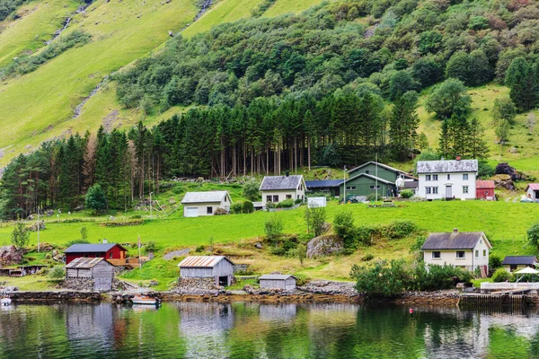 ノルウェー語で書かれた村の反映 — ストック写真