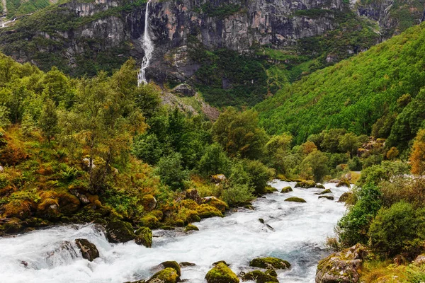 Fiume Cascata Tra Montagne Della Norvegia — Foto Stock