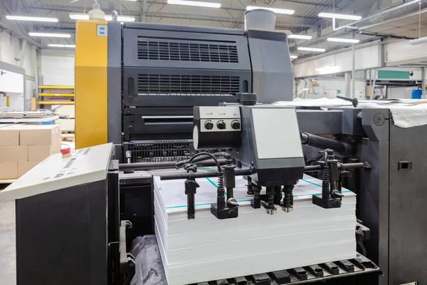 在现代印刷厂印刷设备 — 图库照片