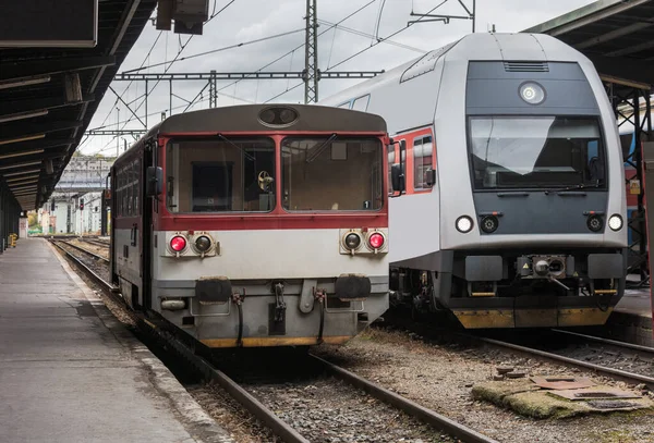 Tåg Vid Stadens Tågstation — Stockfoto