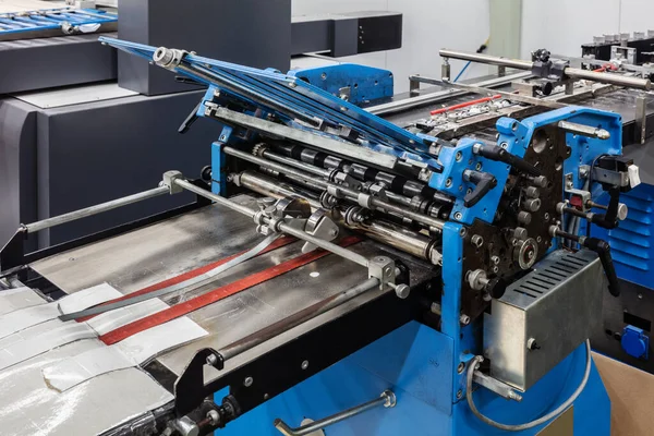 现代印刷厂的折叠设备 — 图库照片