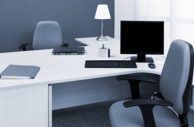 laptop ve modern bir ofiste masa üstünde bilgisayar