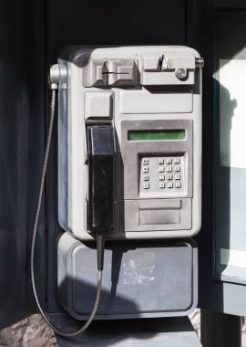 eski bir şehir sokak telefonla ödeme