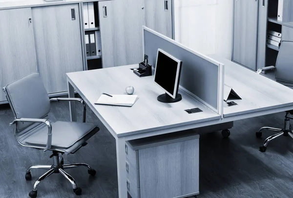 現代のオフィスでコンピュータを使用した職場 — ストック写真
