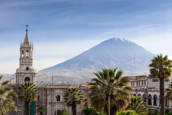 Cattedrale Più Antica Sullo Sfondo Vulcano Foto Stock