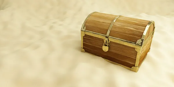Starý kufr na pláži — Stock fotografie