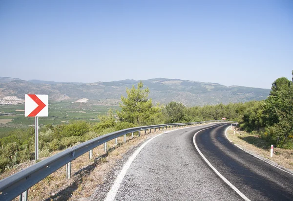 Route de montagne aux courbes dangereuses — Photo