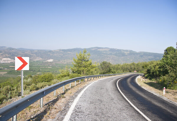 Горная дорога с опасными поворотами
