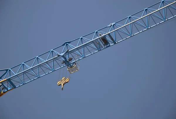 Grúa de construcción enorme en el trabajo — Foto de Stock