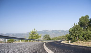 dağ yolu ile tehlikeli eğriler