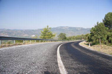 dağ yolu ile tehlikeli eğriler