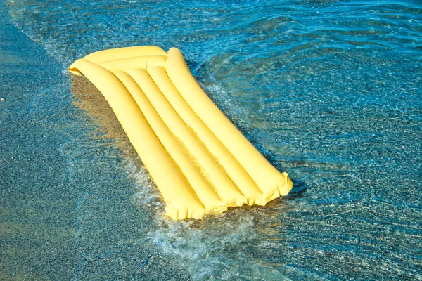 Жовтий плаваючий повітряний матрац — стокове фото