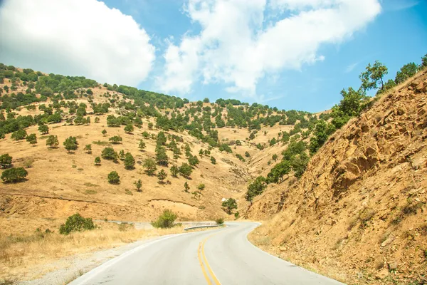 Carretera en cadena montañosa en las montañas Olympos — Foto de Stock