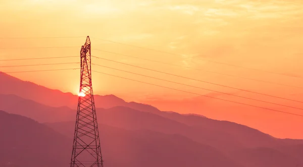 Líneas eléctricas al atardecer — Foto de Stock