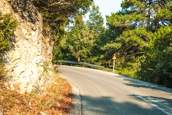 Carretera en cadena montañosa en las montañas Olympos — Foto de Stock