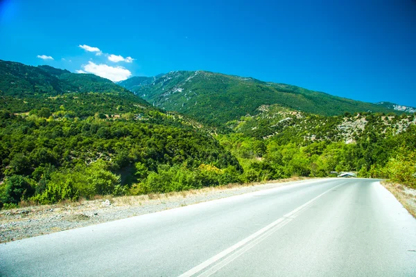 Carretera en cadena montañosa en las montañas Olympos —  Fotos de Stock