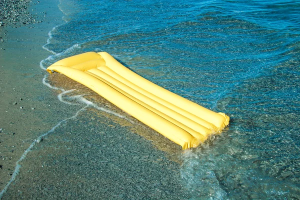 Жовтий плаваючий повітряний матрац — стокове фото