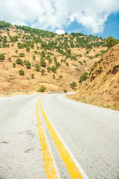 Carretera en cadena montañosa en las montañas Olympos —  Fotos de Stock