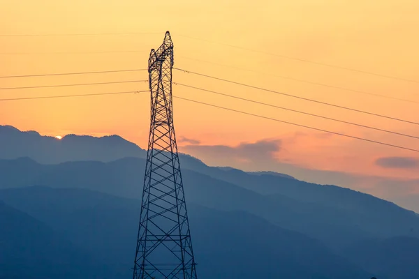 Líneas eléctricas al atardecer — Foto de Stock