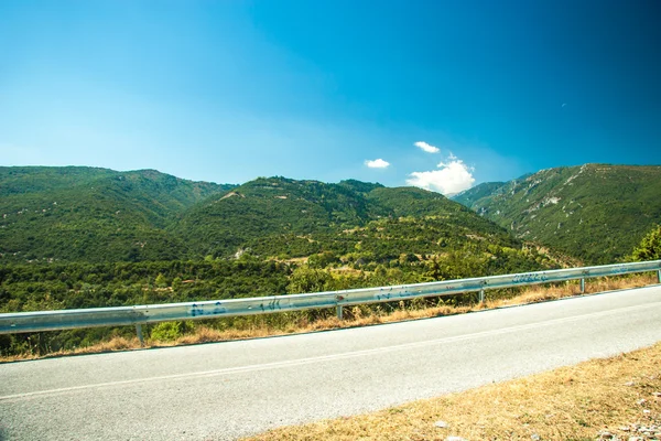 Carretera en cadena montañosa en las montañas Olympos — Foto de Stock