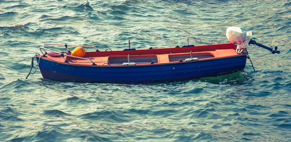 渔夫的小船在海上水 — 图库照片