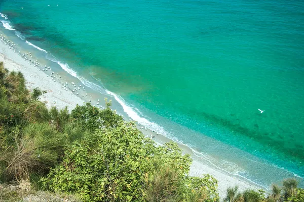 Côte de la mer avec sable blanc — Photo