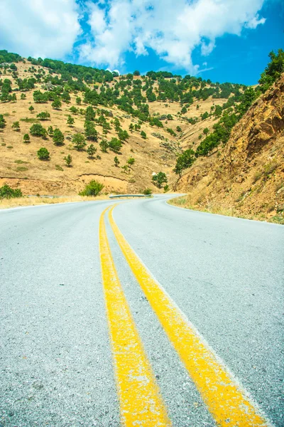 Carretera en cadena montañosa en las montañas Olympos —  Fotos de Stock