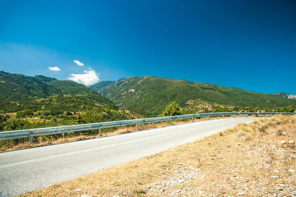 Carretera en cadena montañosa en las montañas Olympos — Foto de Stock