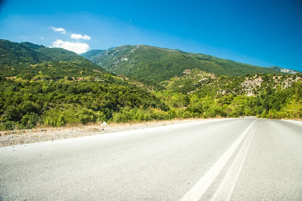 Carretera en cadena montañosa en las montañas Olympos — Foto de Stock